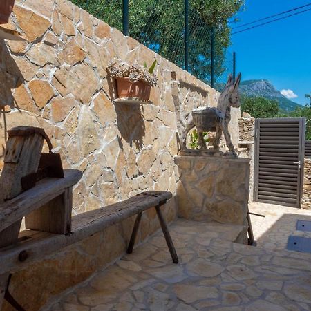 Plum Holiday Home Каштел-Стари Экстерьер фото
